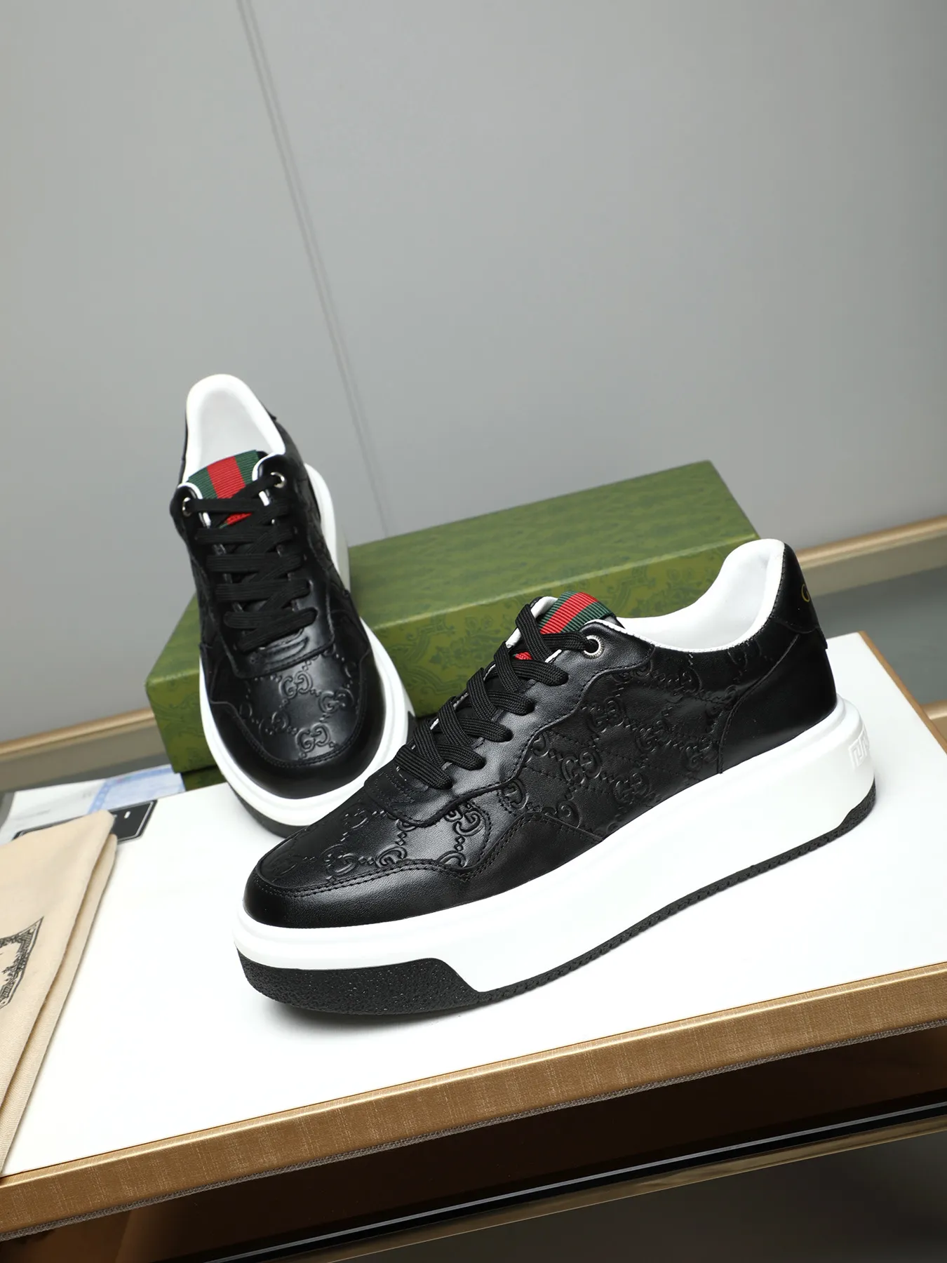 Men's shoes 💰480 New men's shoes GUCCI Fashion trend Made of first-layer calfskin ➕ washed sheep lining! The foot feels super comfortable and the workmanship is impeccable. Foam ultra-light outsole, size: 38-44 (45 customized) 4 colors to choose from!